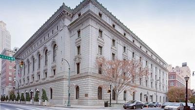 Street view of a large white stone courthouse in Atlanta, Georgia.